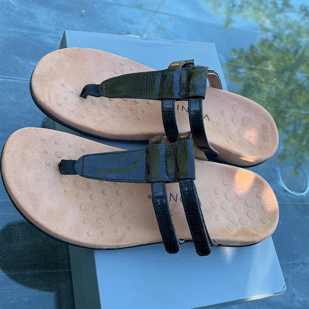 Vionic Elvia, new women’s adjustable, slip on orthotic sandals, black 7.5. 38.5